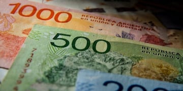 El peso argentino se situó en el segundo lugar de las monedas más devaluadas del mundo, solo detrás de la lira turca. Foto Los Andes.