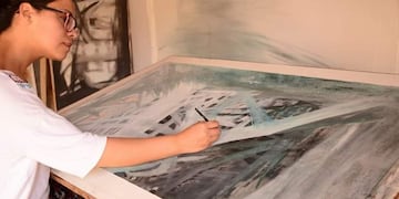 Elizabeth Carbajal en su taller, pintando los cuadros que hoy son partes de Los Visuales.