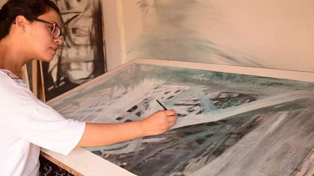 Elizabeth Carbajal en su taller, pintando los cuadros que hoy son partes de Los Visuales.