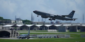 ARCHIVO – Un avión cisterna de reabastecimiento KC-135 Stratotanker de la Fuerza Aérea estadounidense despega de la Base Aérea de Kadena, en la Ciudad de Kadena, en el oeste de Okinawa, sur de Japón, el miércoles 30 de agosto de 2023. (AP Foto/Hiro Komae, Archivo)