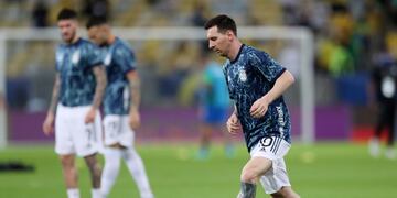 Lionel Messi entró en calor con Live is Life de fondo, al estilo Diego Maradona.
