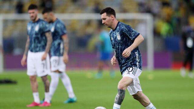 Lionel Messi entró en calor con Live is Life de fondo, al estilo Diego Maradona.