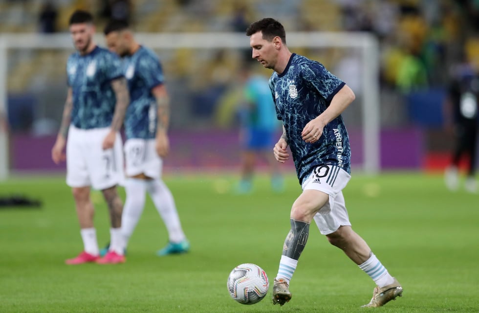 La entrada en calor de Lionel Messi, a lo Diego Maradona: con Live is Life de fondo