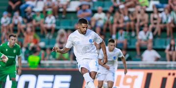 El goleador Franco Jara, pese a no ser titular por no estar al cien por cien en los físico, se hizo cargo de un penal decisivo para Belgrano... y para Walter Erviti (Prensa Belgrano).