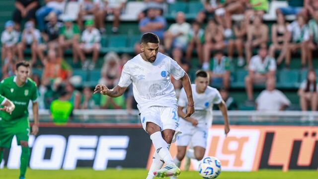 El goleador Franco Jara, pese a no ser titular por no estar al cien por cien en los físico, se hizo cargo de un penal decisivo para Belgrano... y para Walter Erviti (Prensa Belgrano).