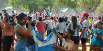 Un joven le pidió matrimonio a su novia: promesa cumplida.