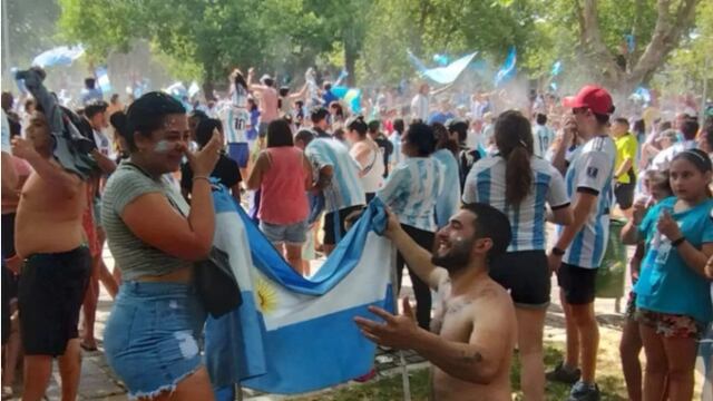 Un joven le pidió matrimonio a su novia: promesa cumplida.