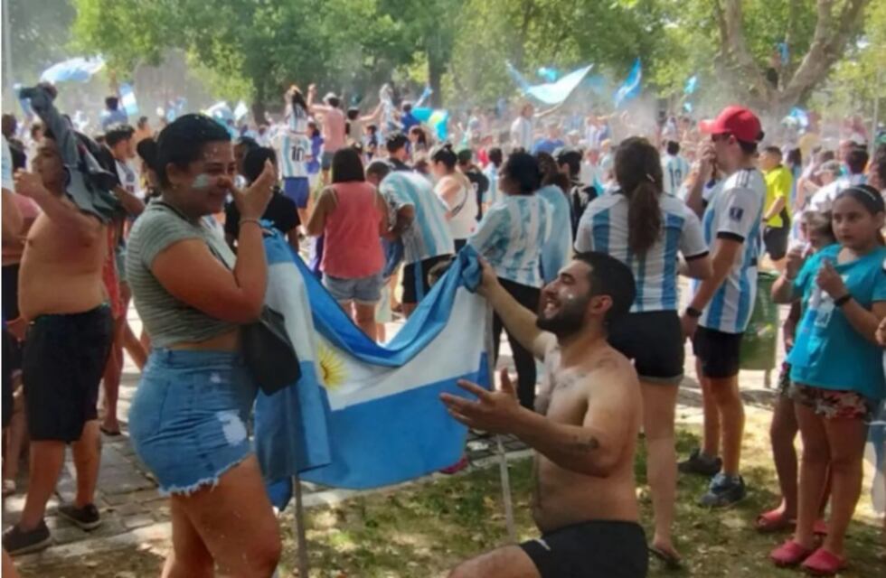 Zona de promesas: tatuajes, cortes de pelo y hasta un desnudo en plena 9 de julio para agradecer el campeonato