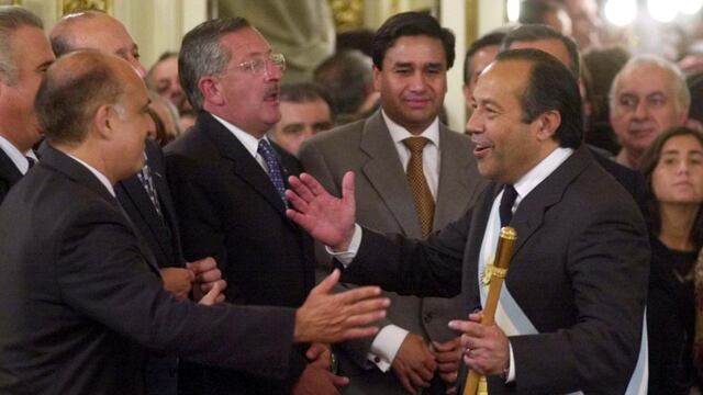 Adolfo Rodríguez Saá asumiendo la presidencia en plena Crisis de 2001.