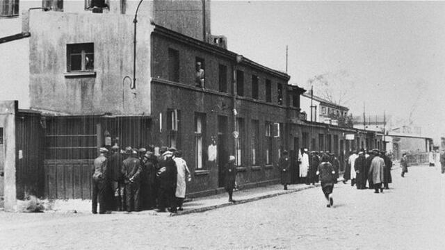 Escena callejera en el gueto de Lodz (1941-1944).