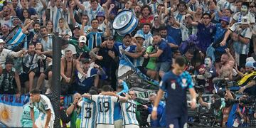 Argentina celebra el segundo tanto de Álvarez ante Croacia (AP)