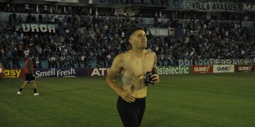 Pablo Vegetti arrojó su camiseta a la tribuna. "Soy feliz acá", aseguró.