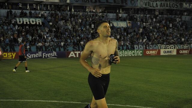 Pablo Vegetti arrojó su camiseta a la tribuna. "Soy feliz acá", aseguró.