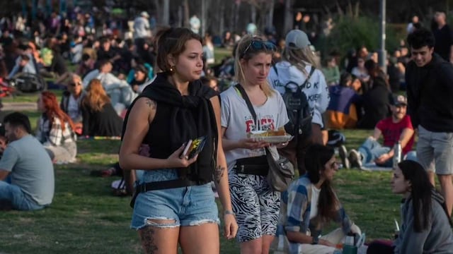 Los parques frente al río Paraná empiezan a llenarse tras la temporada de invierno.