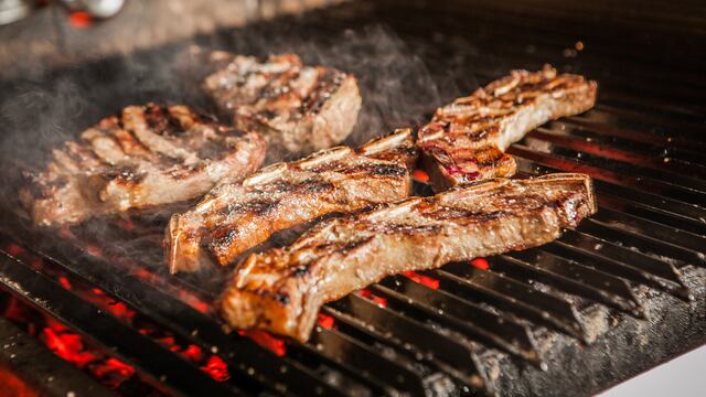 Asado de Tira en parrilla Argentina