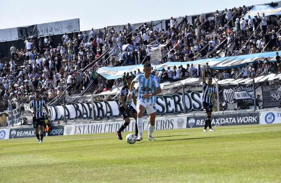 Racing perdió en su visita a Estudiantes de Caseros, rival directo por entrar al Reducido