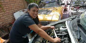 Florencia Rojas, una joven mujer que encontró su verdadera pasión arreglando motores junto a su marido. Fuente Los Andes