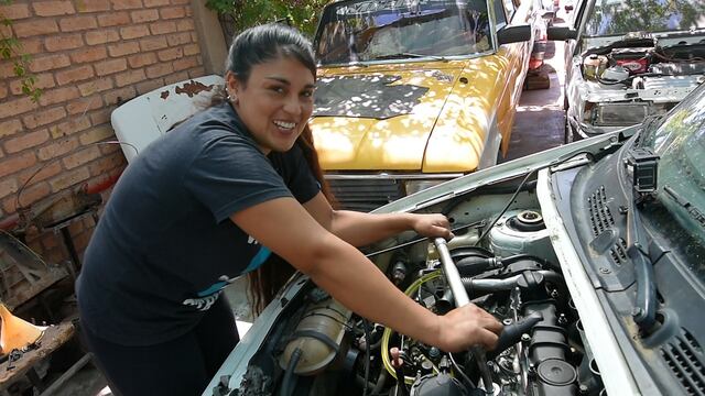 Florencia Rojas, una joven mujer que encontró su verdadera pasión arreglando motores junto a su marido. Fuente Los Andes
