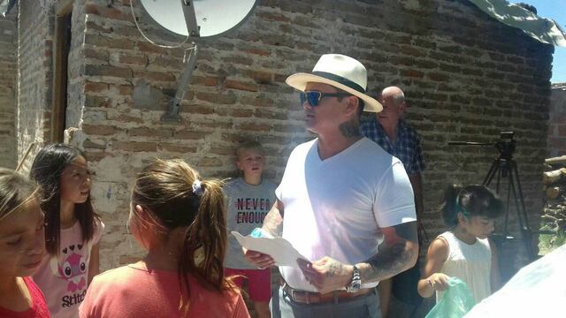 El exboxeador reunió más de 145 regalos para decenas de chicos y chicas de su pueblo natal.