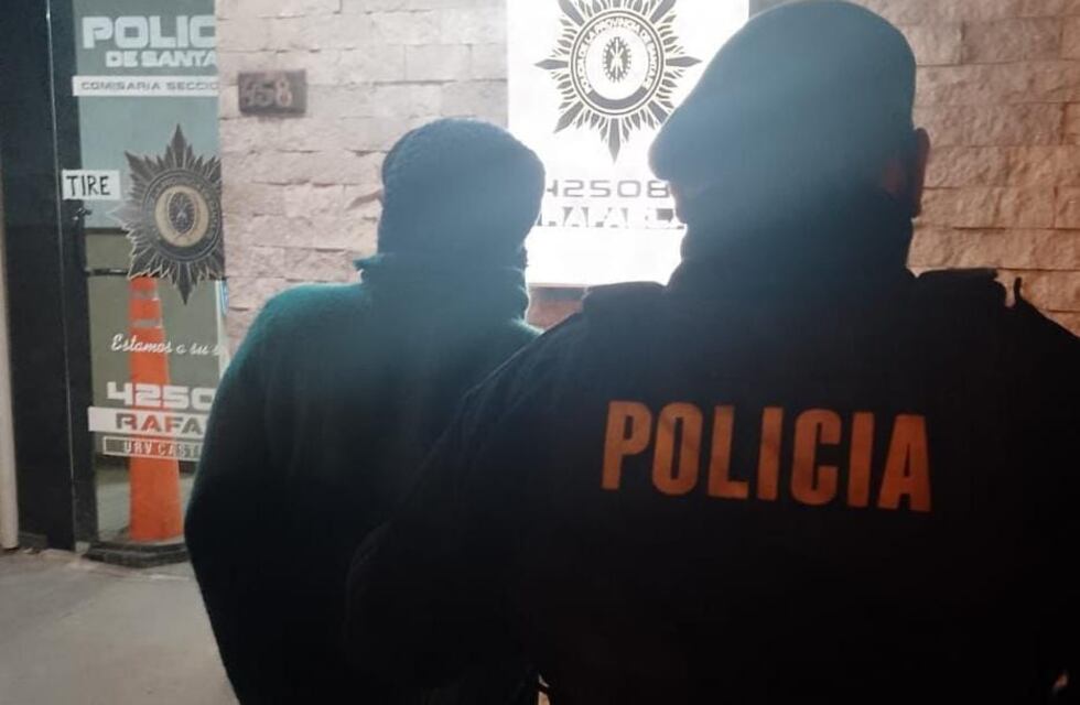 Con adoquines, rompió vidrieras y autos a metros de la Jefatura