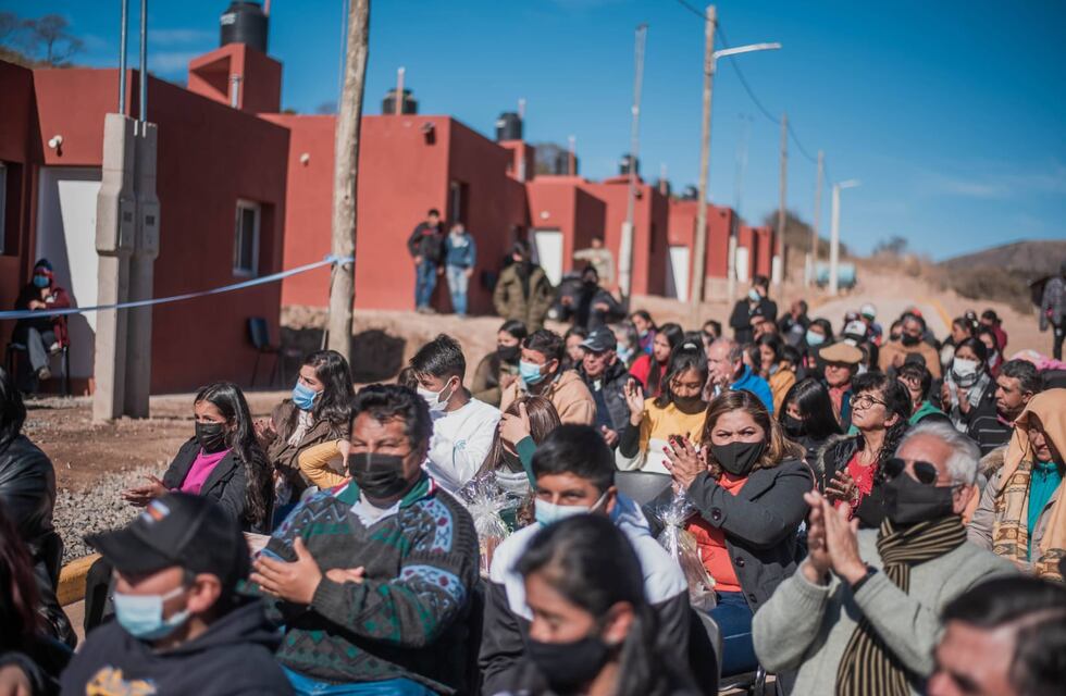 En Las Juntas, el gobernador Raúl Jalil entregó viviendas