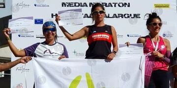 En la cima del podio: Elisa Abarca, María Pérez y Belén Montaña en la Media Maratón a beneficio del Hospital Malargüe.