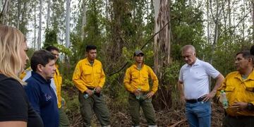 Incendios en Caraguatay: Arce y Alarcón visitaron y asistieron a los bomberos.
