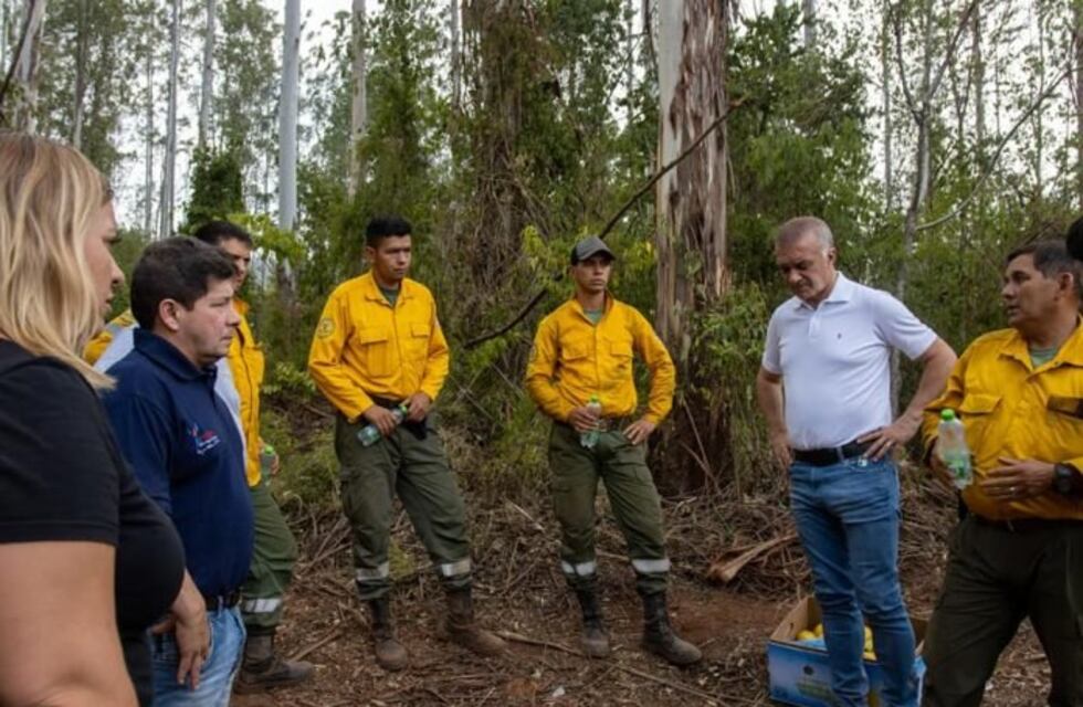 Incendios en Caraguatay: Arce y Alarcón visitaron y asistieron a los bomberos