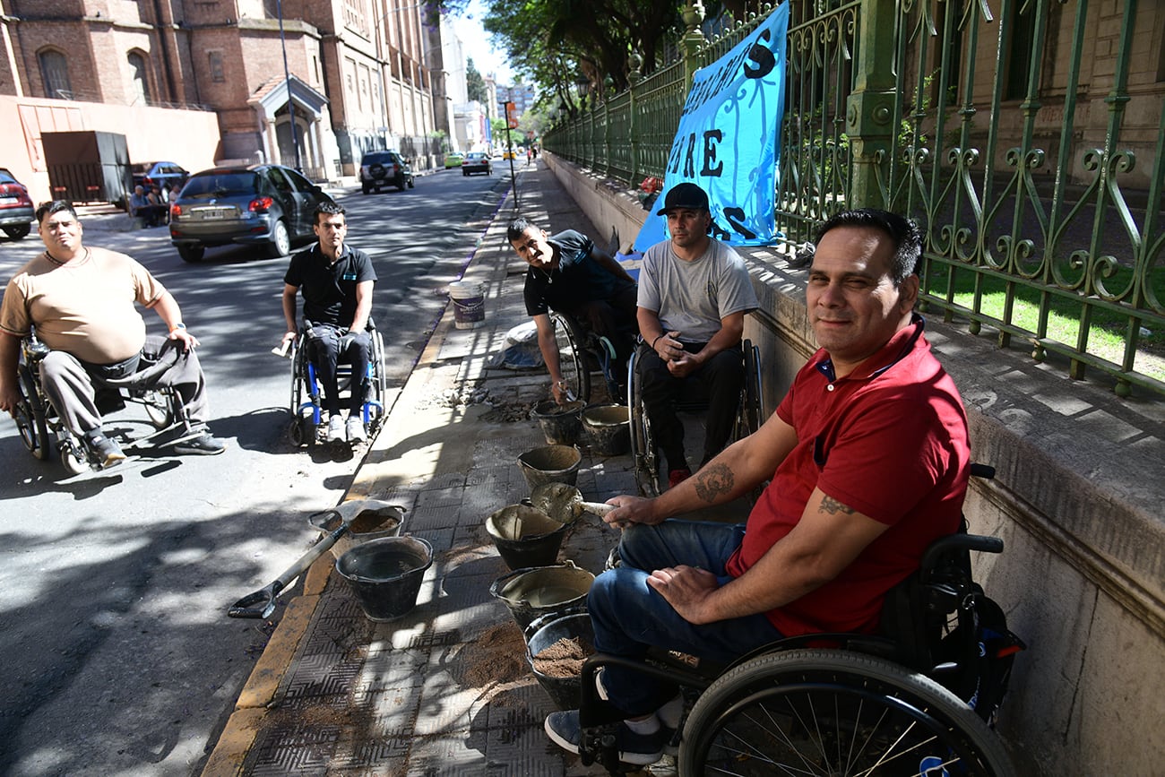 Marcos Rodríguez, Carlos Figueroa, Maximiliano Arredondo, Juan Molina y Vladimir Otta, de Derechos sobre Ruedas. (Ramiro Pereyra / La Voz)