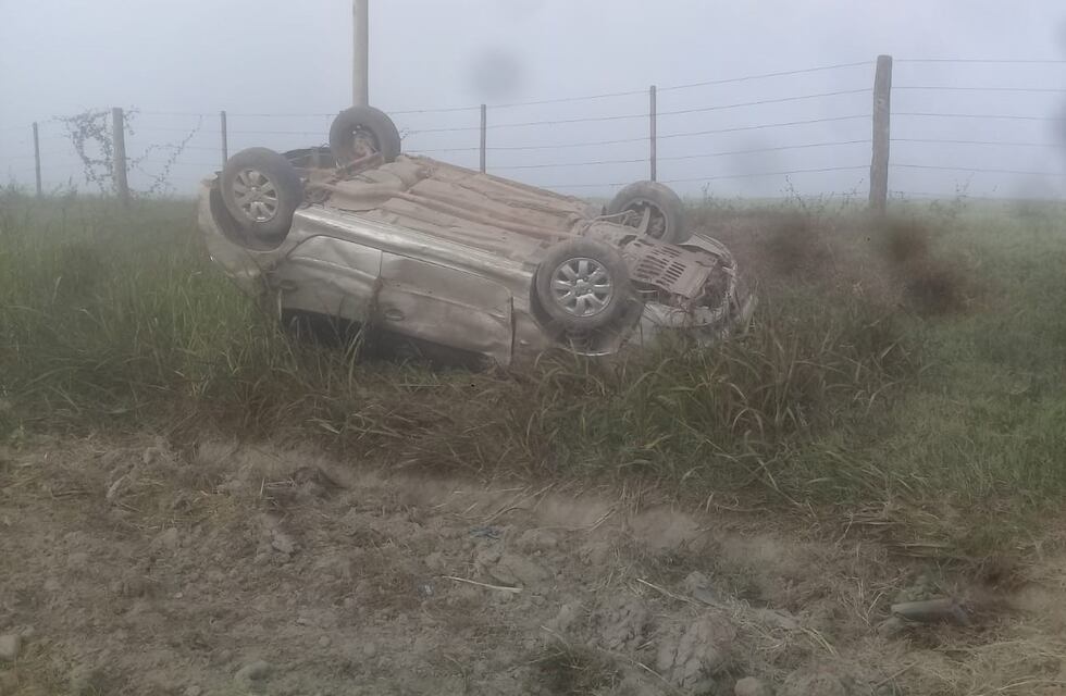 Transito: volcó con su automovil al sur en la zona rural