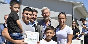 Rogelio Frigerio entregó 42 nuevas viviendas en Rosario del Tala