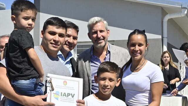 Rogelio Frigerio entregó 42 nuevas viviendas en Rosario del Tala