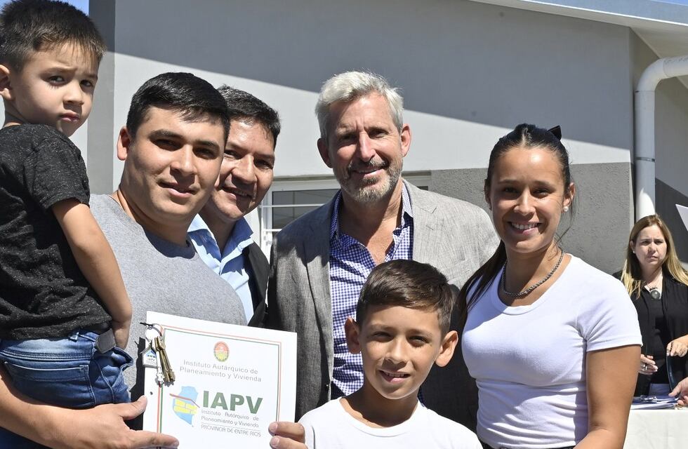 Rogelio Frigerio entregó 42 nuevas viviendas en Rosario del Tala