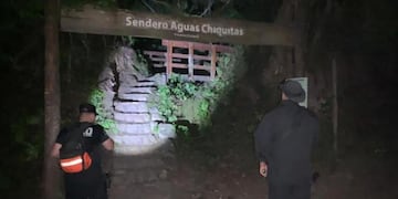 Cuando emprendieron el retorno, alrededor de las 17, intentaron salir del sendero y tomaron el camino del río; en un descuido la mujer cayó produciéndose un golpe en el brazo derecho.