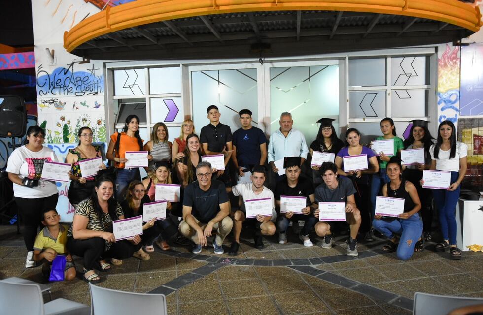 Egresados de programas educativos municipales recibieron un reconocimiento