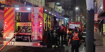 Bomberos contuvieron el fuego este martes por la madrugada.