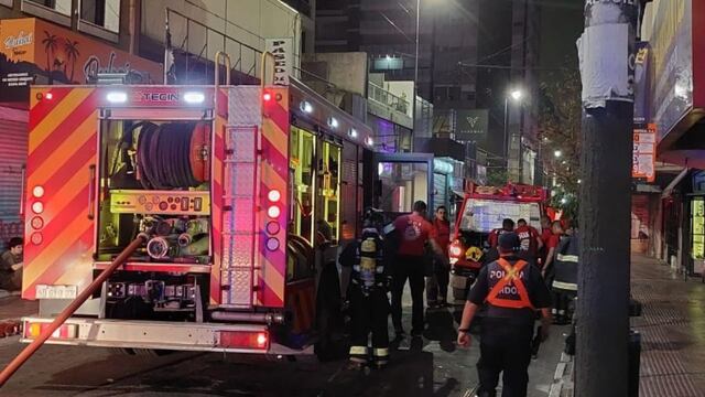 Bomberos contuvieron el fuego este martes por la madrugada.