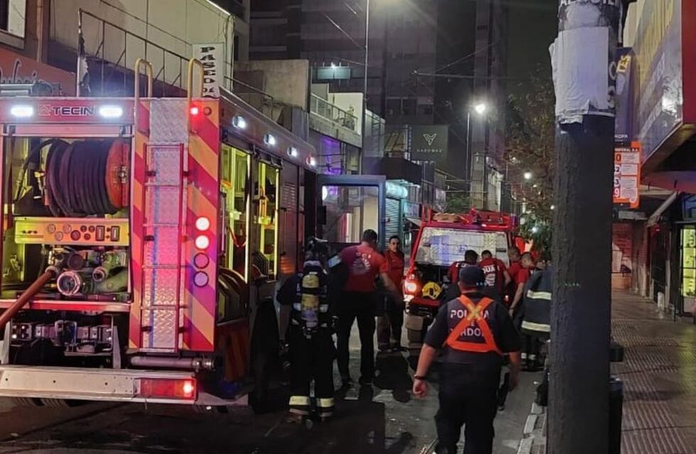 En fotos: contuvieron un incendio dentro de un departamento en el centro de Córdoba