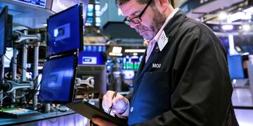Wall Street. Las acciones se están desplomando y los mercados evalúan las consecuencias por las medidas de la Reserva Federal. (Foto / AP)