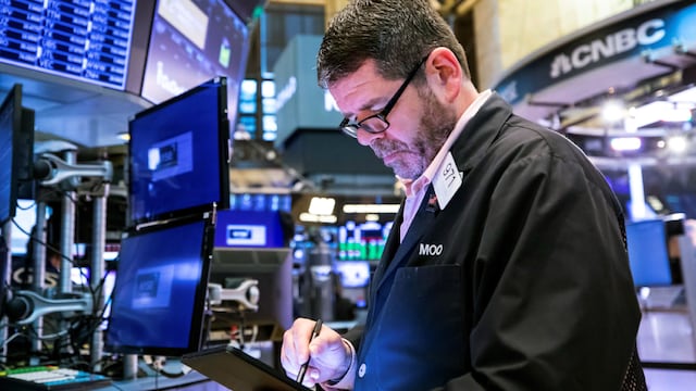 Wall Street. Las acciones se están desplomando y los mercados evalúan las consecuencias por las medidas de la Reserva Federal. (Foto / AP)