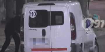 Uno de los implicados agredió una camioneta estacionada.