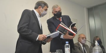 El ministro Salvarezza recibió de manos del gobernador Morales una serie de trabajos con abundante información sobre Jujuy.