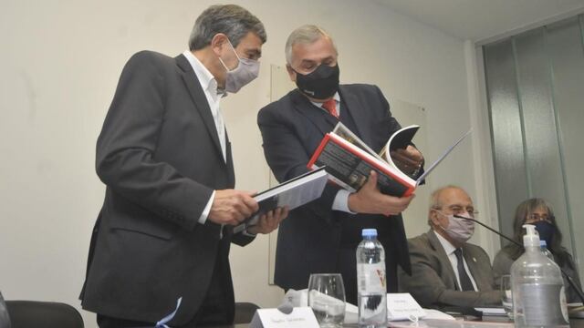 El ministro Salvarezza recibió de manos del gobernador Morales una serie de trabajos con abundante información sobre Jujuy.