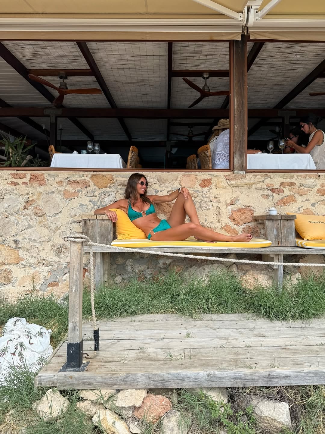 Pampita encendió las redes con una microbikini metalizada