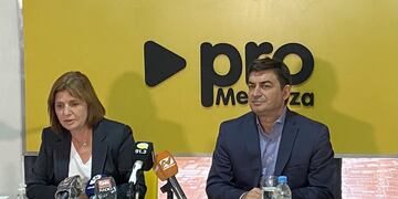 La presidenta del PRO Patricia Bullrich habló en conferencia de prensa junto al presidente del PRO mendocino, Omar de Marchi.