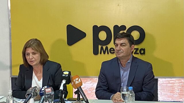 La presidenta del PRO Patricia Bullrich habló en conferencia de prensa junto al presidente del PRO mendocino, Omar de Marchi.