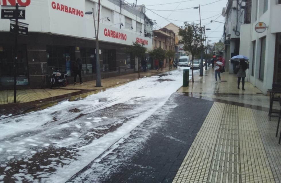 El centro de San Luis se cubrió de espuma