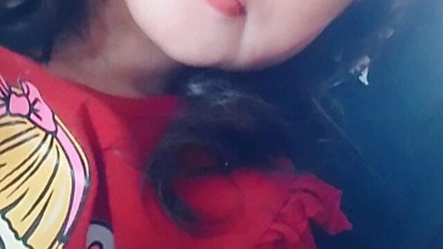 Emma tiene 2 años y le descubrieron un tumor no operable alojado en el cerebelo.