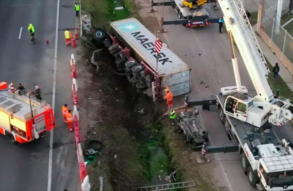 Dramático accidente en Panamericana: un camión volcó y aplastó el auto de una familia y murieron dos personas