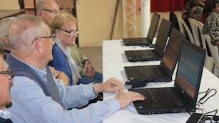 Lanzan cursos gratuitos sobre tecnología para mayores de 50 años.